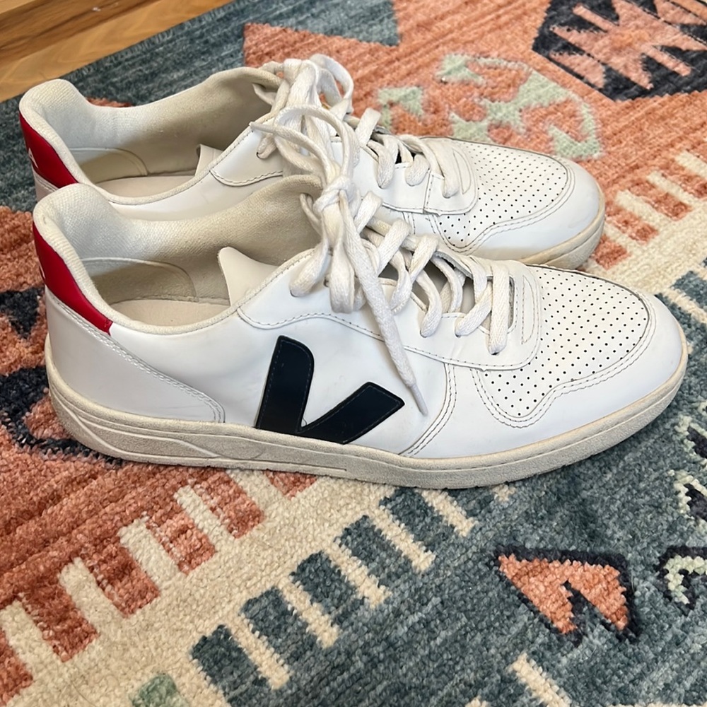 Veja V10 Tennis Shoe